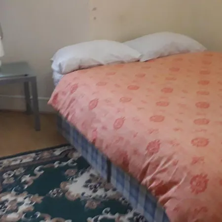Guest house Tramnear House *