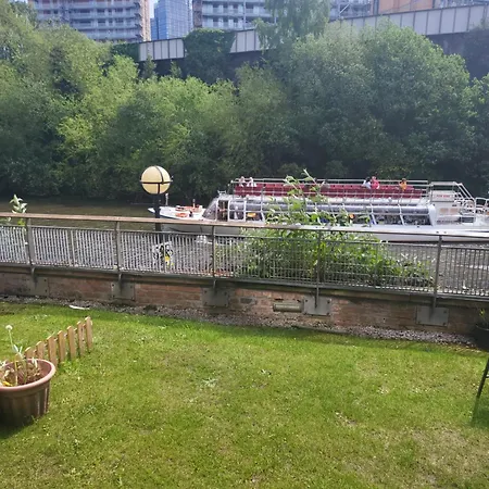 Luxury 2 Bed Apt On River, Wifi, Parking, Garden Apartment Manchester