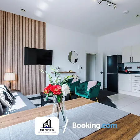Media City Apt Sleeps8, 25 Percent Off For Monthly Stays, Business & Leisure דירה *