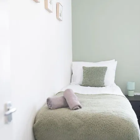 Ideal Near Etihad Feriehus *
