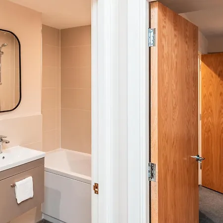 Entire 2 Bedroom And 2 Bathroom In -free Underground Parking 公寓