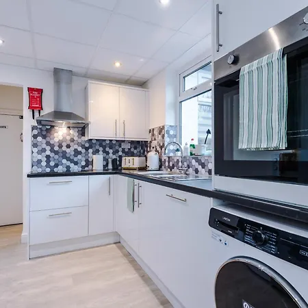 4 Bedroom Victorian House בית נופש