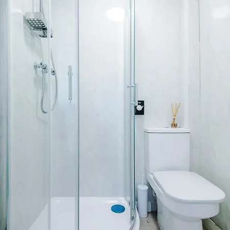 4 Bedroom Victorian House מנצ'סטר