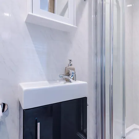 4 Bedroom Victorian House בית נופש