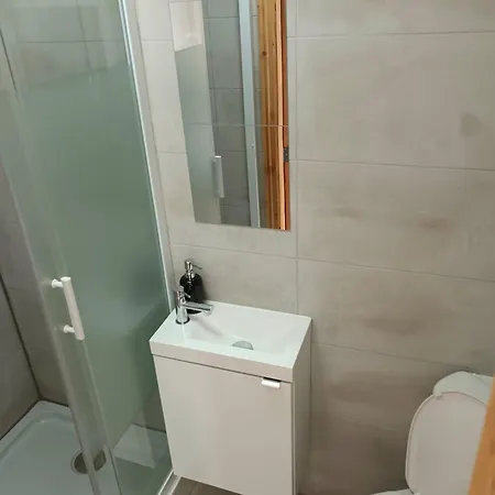 In 6 Minutes Drive To Victoria Station Homestay