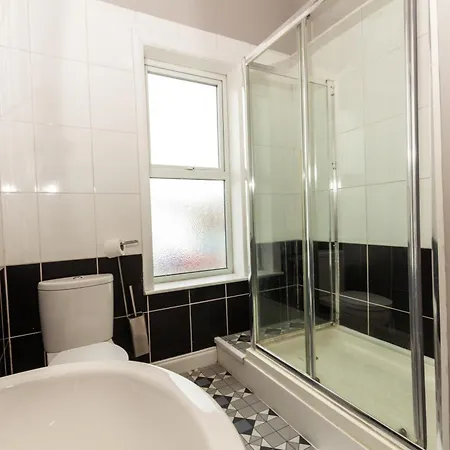 Spacious 3 - Private For 3 게스트하우스 *