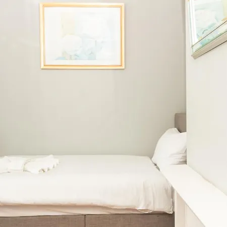 Guest house Spacious 3 - Private For 3 Manchester