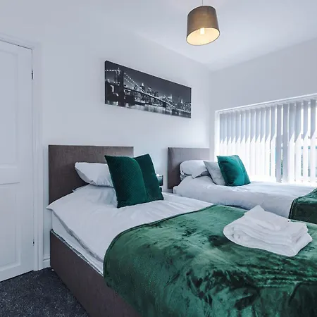 3 Bedroom House With Pool Table And Free Parking - Perfect For Contractors Manchester