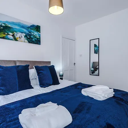 Holiday home 3 Bedroom House With Pool Table And Free Parking - Perfect For Contractors *