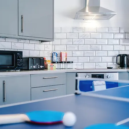 3 Bedroom House With Pool Table And Free Parking - Perfect For Contractors 別荘 *