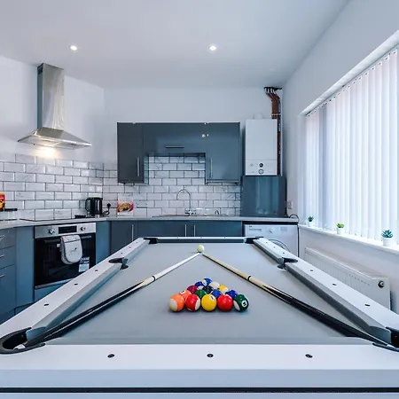 3 Bedroom House With Pool Table And Free Parking - Perfect For Contractors Manchester