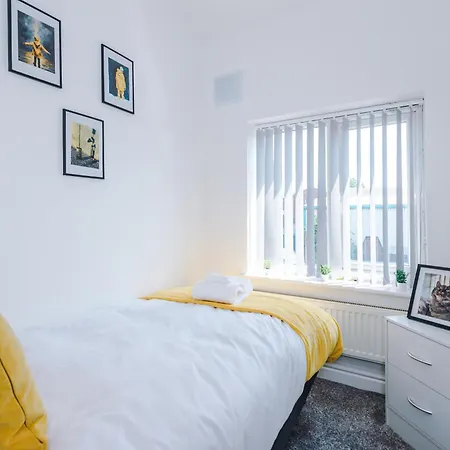 Holiday home 3 Bedroom House With Pool Table And Free Parking - Perfect For Contractors