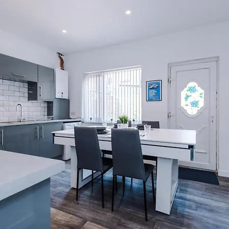Holiday home 3 Bedroom House With Pool Table And Free Parking - Perfect For Contractors