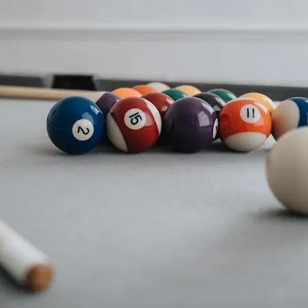 Spacious 3br - Pool Table - Games - Sleeps 9 Nyaraló