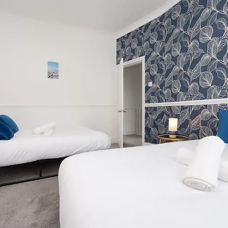 Nyaraló Spacious 3br - Pool Table - Games - Sleeps 9 Manchester
