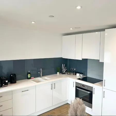 Apartment Modern 2 Bed With Balcony & Gym *