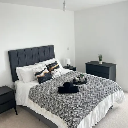 Modern 2 Bed With Balcony & Gym *