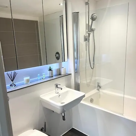 Apartment Modern 2 Bed With Balcony & Gym Manchester
