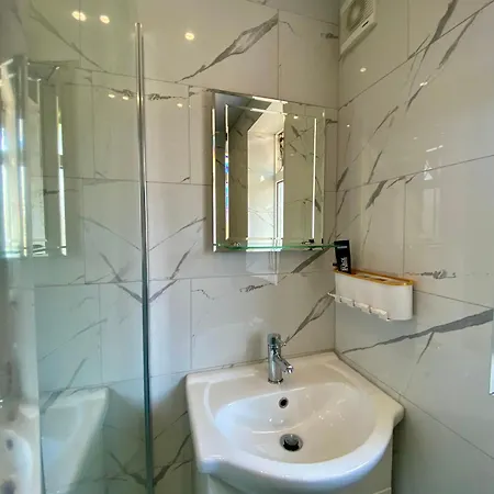 Charming Urban Retreat Проживание в семье