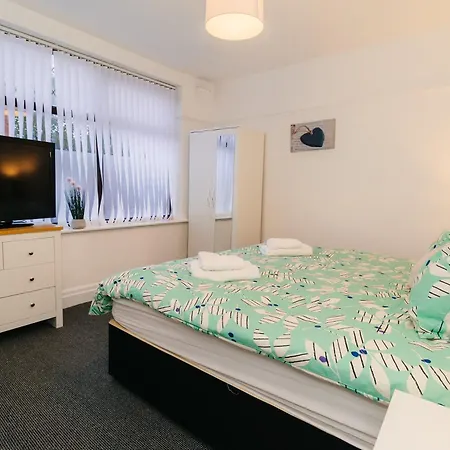 Sleek Shared Abode Sleeps 2 Guests Otel