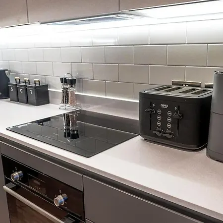 Classy 2-br, 3-bath Sleeps 5, High Speed Unlimited Wifi *