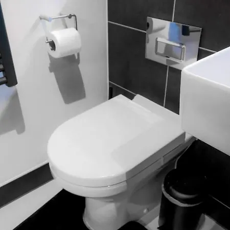 Classy 2-br, 3-bath Sleeps 5, High Speed Unlimited Wifi Manchester