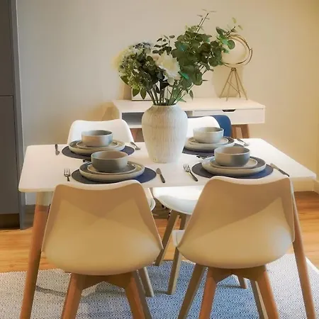 Classy 2-br, 3-bath Sleeps 5, High Speed Unlimited Wifi Daire