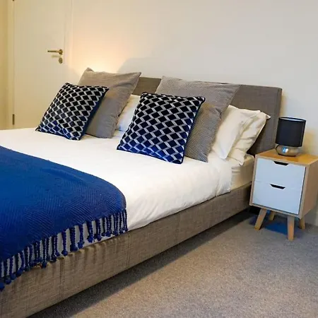 Classy 2-br, 3-bath Sleeps 5, High Speed Unlimited Wifi *