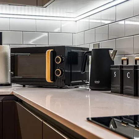 شقة Classy 2-br, 3-bath Sleeps 5, High Speed Unlimited Wifi