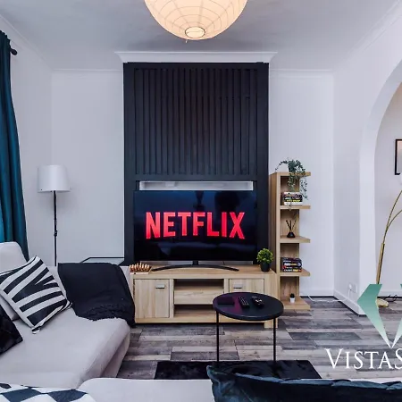 Modern 3bdr House By Vista Short Lets & Serviced Salford With Parking & Pool Table Dom wakacyjny Manchester