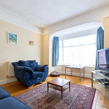 Feriehus Guestready - Enchanting Life In Gorse Hill Manchester