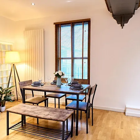Pluxa Citronella -2 Floors Of Football Location With Workspace شقة
