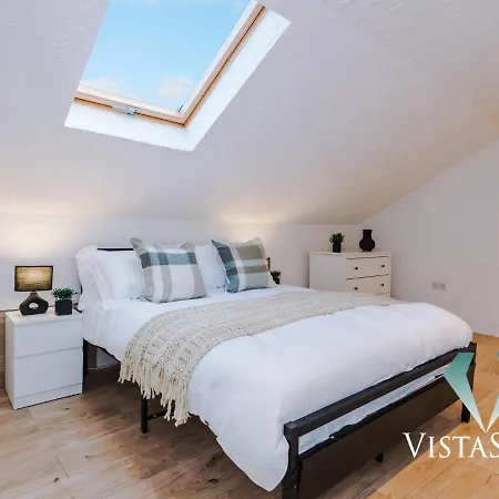 Spacious 4bdr House By Vista Short Lets & Serviced With Driveway Parking & Pool Table Vakantiehuis Manchester