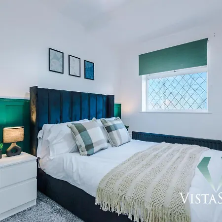 Spacious 4bdr House By Vista Short Lets & Serviced With Driveway Parking & Pool Table Vakantiehuis *