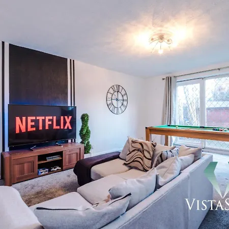 Spacious 4bdr House By Vista Short Lets & Serviced With Driveway Parking & Pool Table *