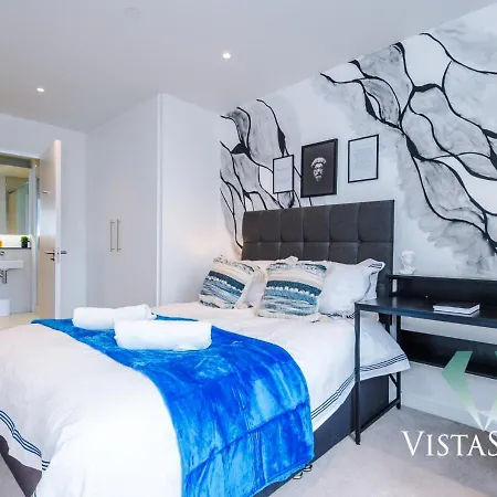 Modern 2 Bedroom By Vista Short Lets & Serviced With Free Wifi & Dart Board