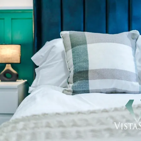 Spacious 4bdr House By Vista Short Lets & Serviced With Driveway Parking & Pool Table Manchester