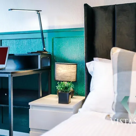 Spacious 4bdr House By Vista Short Lets & Serviced With Driveway Parking & Pool Table