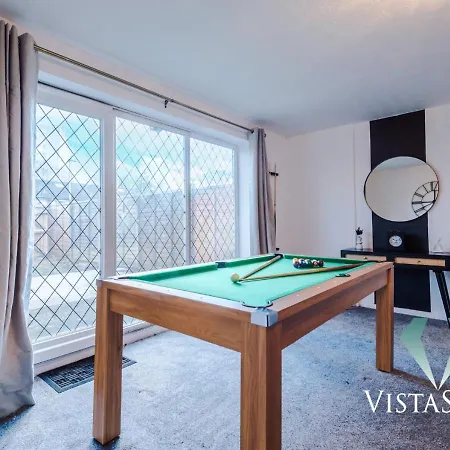 Vakantiehuis Spacious 4bdr House By Vista Short Lets & Serviced With Driveway Parking & Pool Table