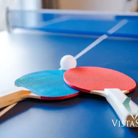 Spacious 4bdr House By Vista Short Lets & Serviced With Driveway Parking & Pool Table Vakantiehuis Manchester