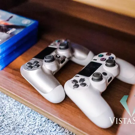 Vakantiehuis Spacious 4bdr House By Vista Short Lets & Serviced With Driveway Parking & Pool Table