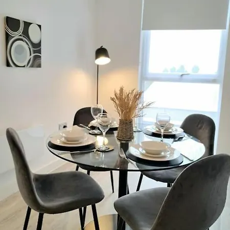 Spacious 2 Bed Duplex Salford M5 *