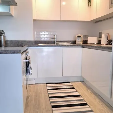 Spacious 2 Bed Duplex Salford M5 *