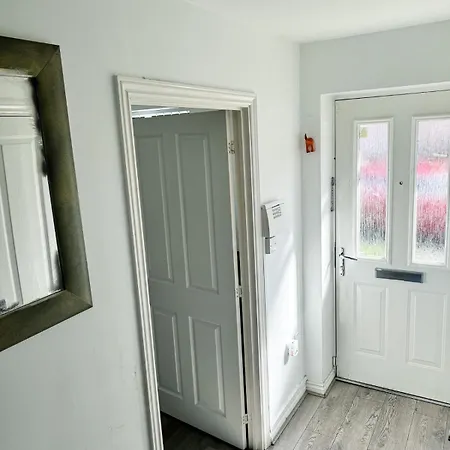 Roomy 3-bed With Complimentary Parking! Manchester