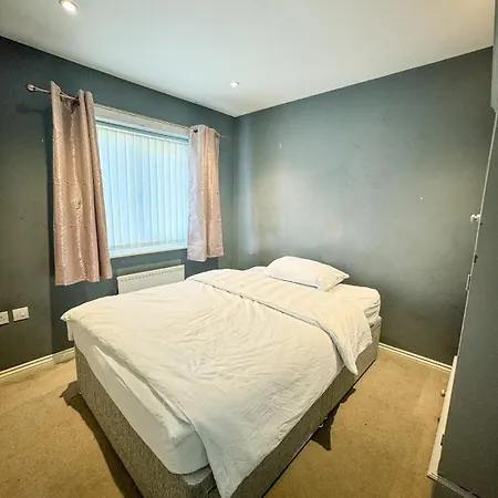 Roomy 3-bed With Complimentary Parking! *
