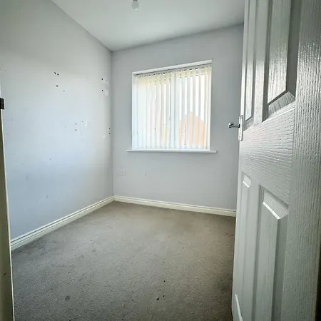 Roomy 3-bed With Complimentary Parking!