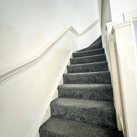 Roomy 3-bed With Complimentary Parking! Appartement