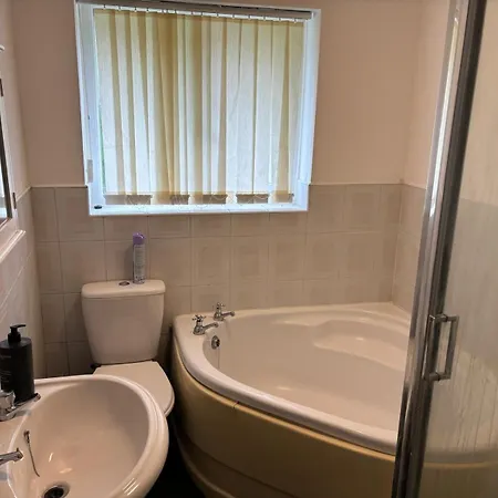 Spacious 3 Bed House ,1 Tram Stop From Man Fc Stadium Sleep 6 , Free Parking