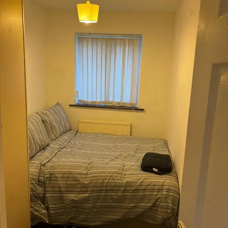 Spacious 3 Bed House ,1 Tram Stop From Man Fc Stadium Sleep 6 , Free Parking * Manchester