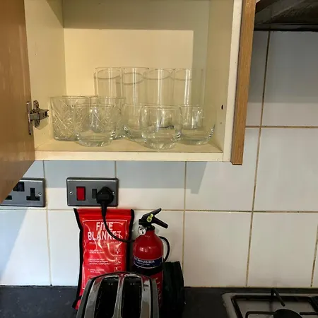 Spacious 3 Bed House ,1 Tram Stop From Man Fc Stadium Sleep 6 , Free Parking Apartment *